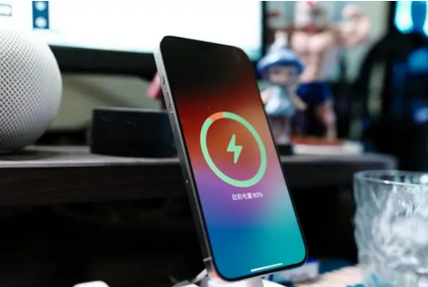 宿松苹果15换屏服务分享用什么充电器给iPhone15充电更好 